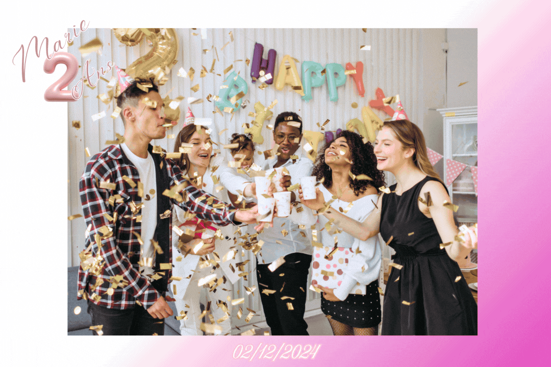 Location de photobooth pour anniversaire en Lorraine : photos digitales illimitées, impressions personnalisées (200 ou 400), LEDs animées, installation incluse et option livre d’or audio vintage pour messages vocaux.