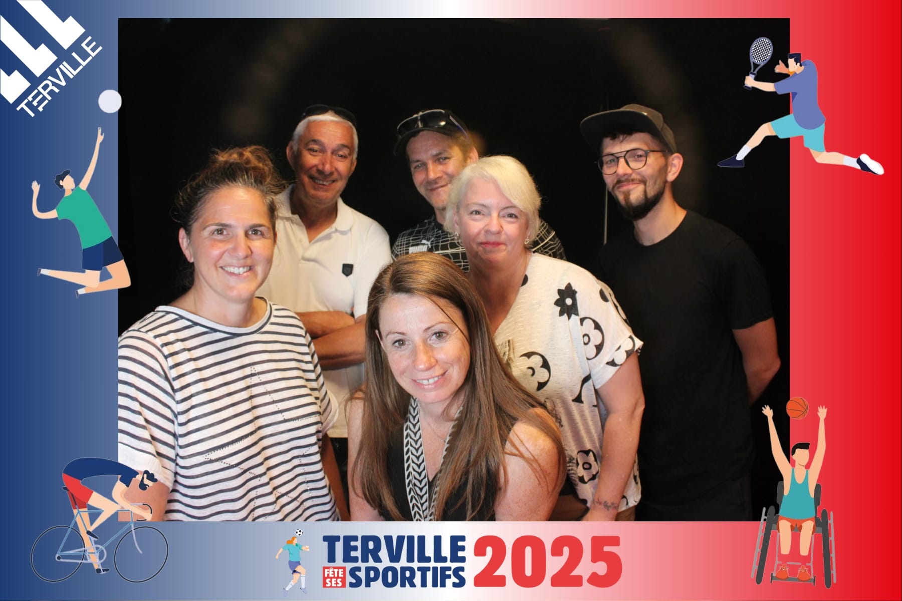 Estelle, loueuse de photobooth, pose avec des responsables de mairie et des membres d’associations lors d’un événement festif à proximité de Thionville.