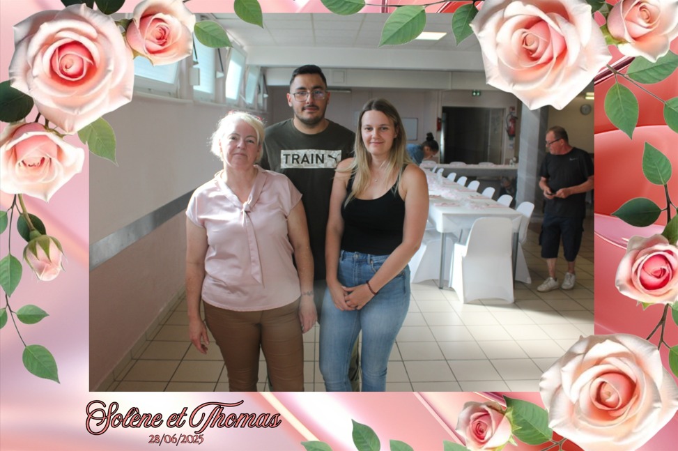 Estelle, loueuse de photobooth, pose avec les futurs mariés lors d’un événement proche de Farébersviller.