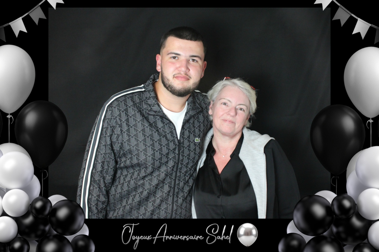 Photobooth — 18 ans : soirée privée, cadre noir et argent pour fêter ce cap en famille.