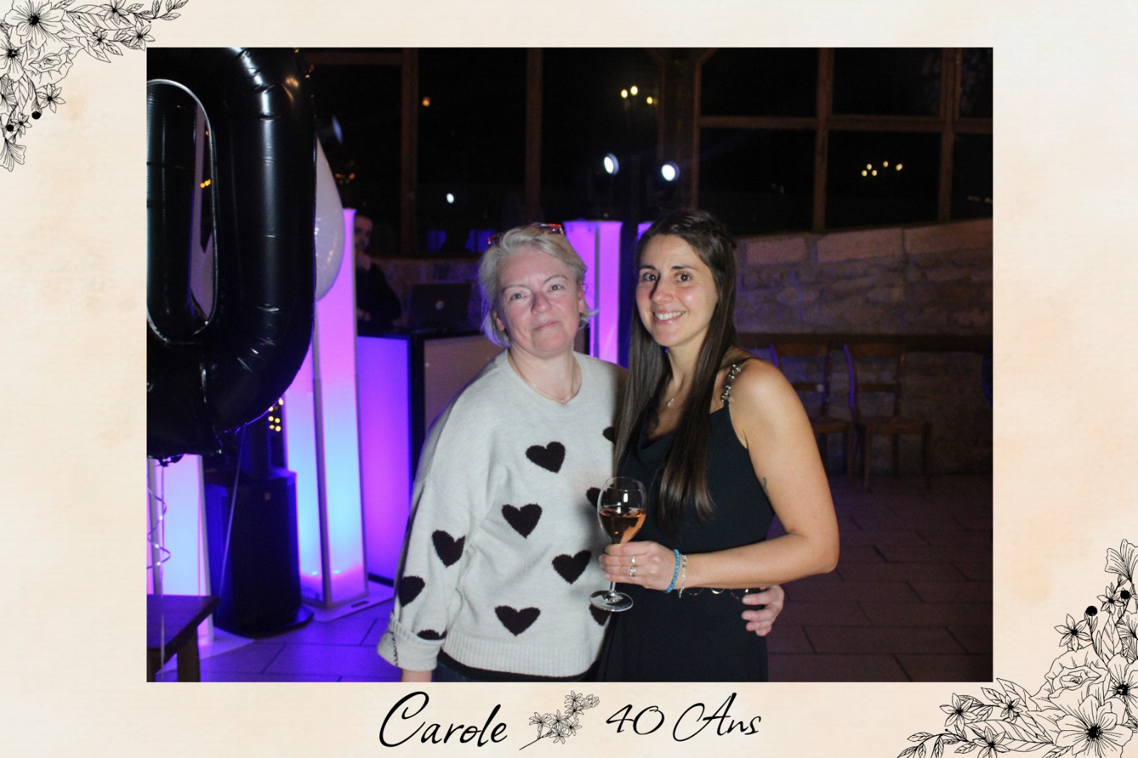 Carole et Estelle posent ensemble devant le photobooth, lors d’une double célébration d’anniversaire.