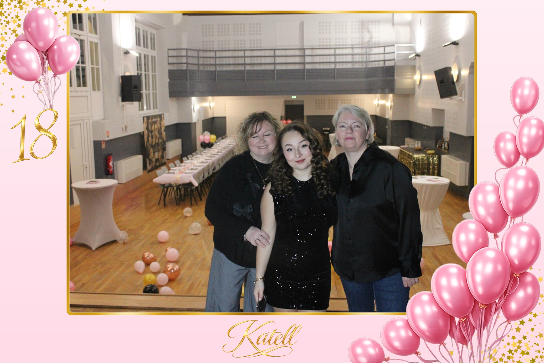 Décor rose et ballons pour un anniversaire, salle largement décorée, avec la neige au rendez-vous ce jour-là.
