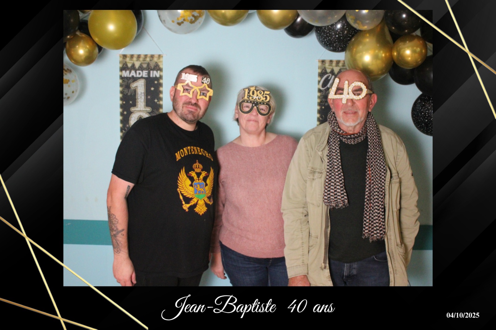 Jean-Baptiste célèbre ses 40 ans avec notre photobooth, décor de ballons noir et doré.