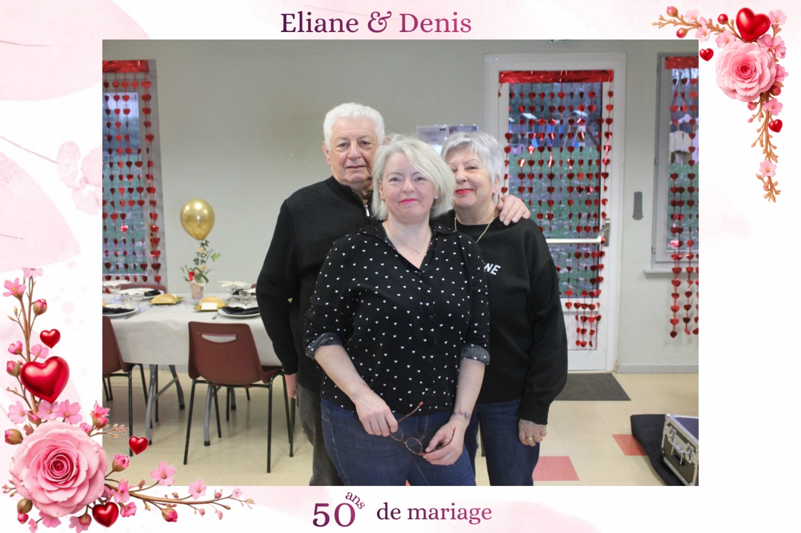 Cadre romantique rose et rouge autour d’une photo de couple prise au photobooth pour célébrer 50 ans de mariage.