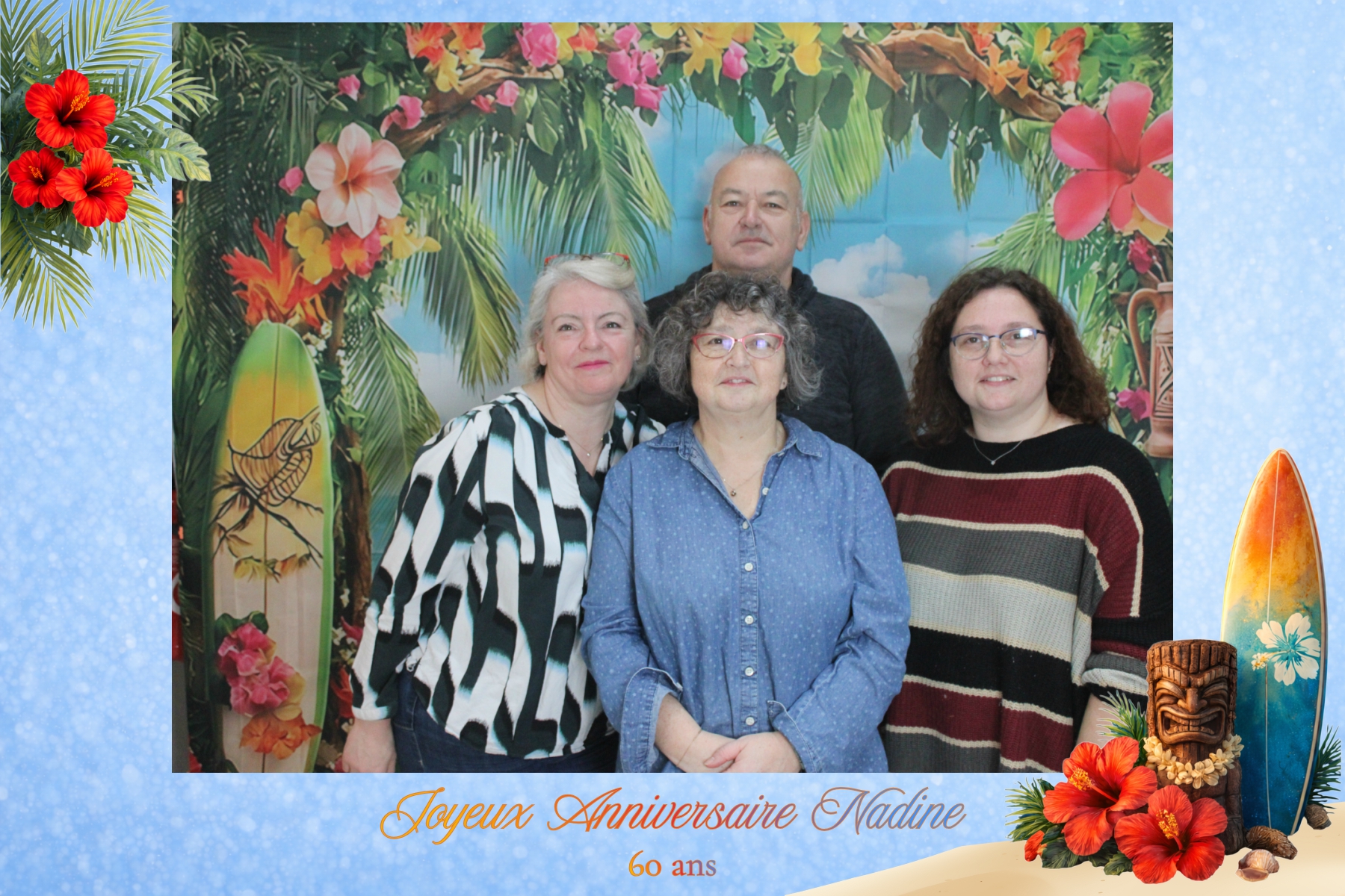 Thème tropical coloré pour les 60 ans de Nadine, avec Estelle, Nadine et deux invitées posant devant le photobooth dans une ambiance festive.