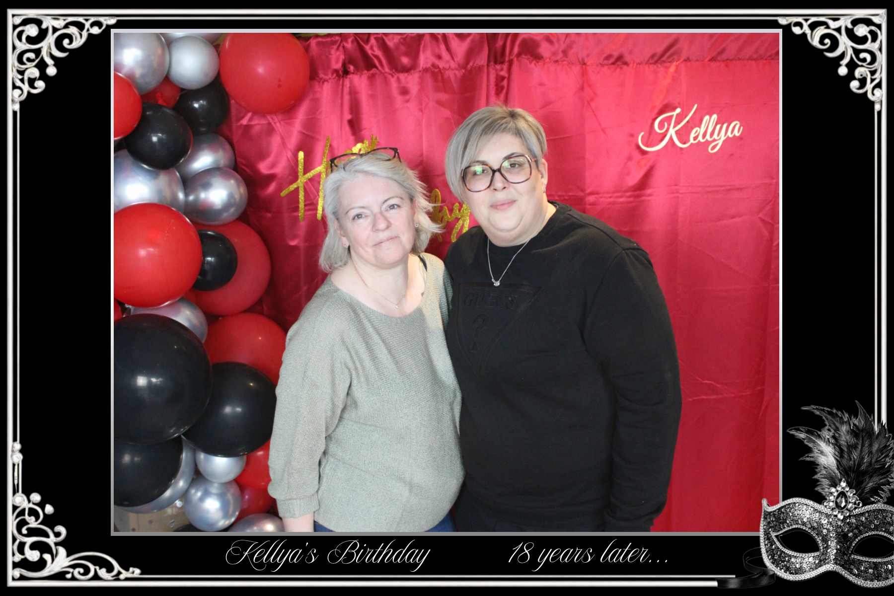 Estelle, loueuse de photobooth, pose avec Audrey, maman de Kellya et organisatrice de l’anniversaire, devant le décor photo de la soirée.