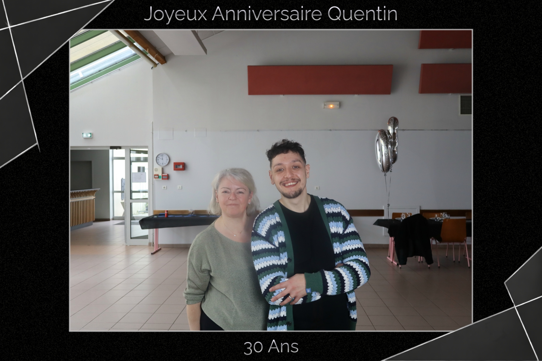 Estelle, loueuse de photobooth, pose aux côtés de Quentin dans la salle de réception lors de son anniversaire.