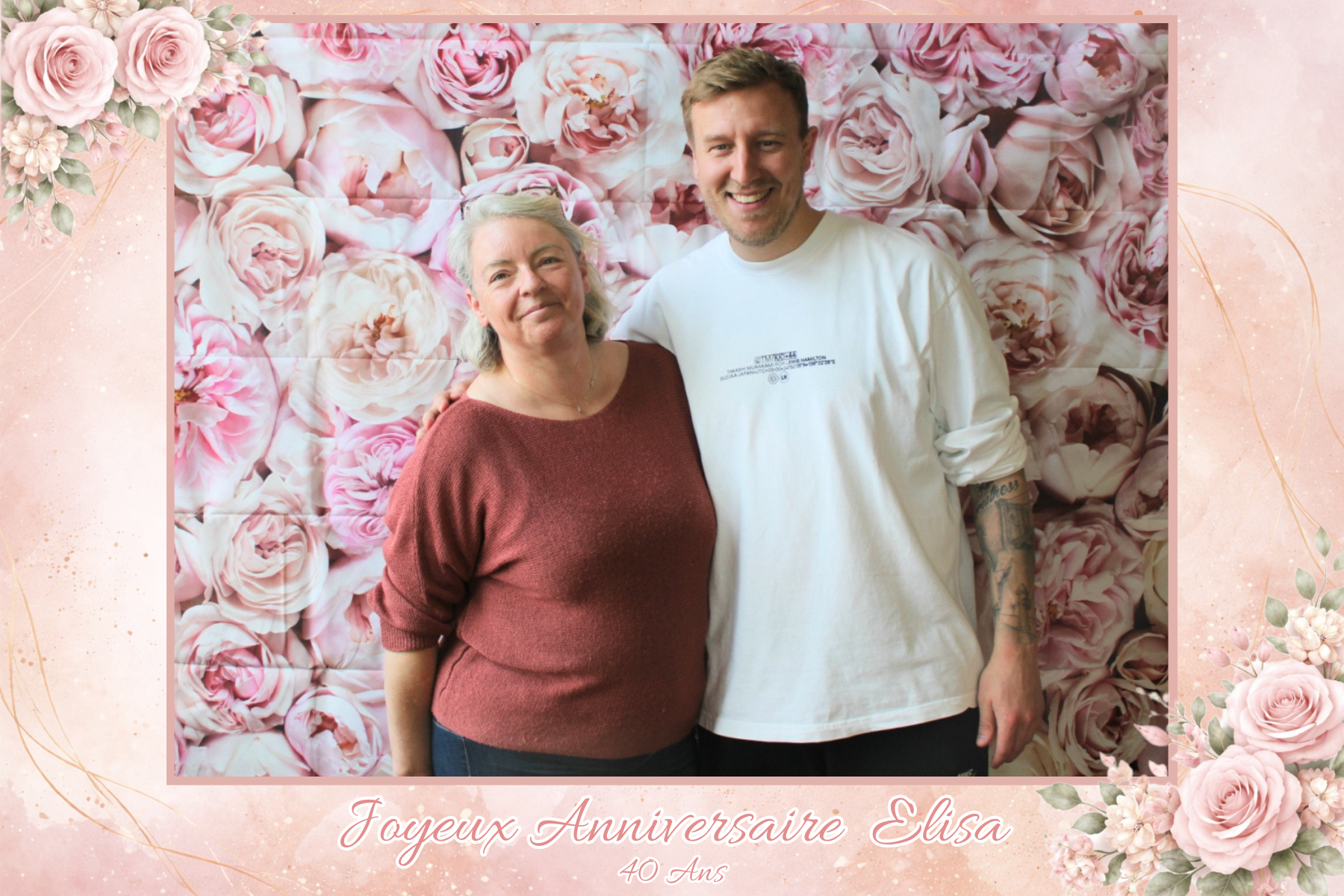 Estelle-Photobooth-Anniversaire-Elisa-40ans-Villerupt ClichĂ© pris lors des 40 ans surprise dâElisa, avec un design rose et fleuri créé pour lâoccasion.