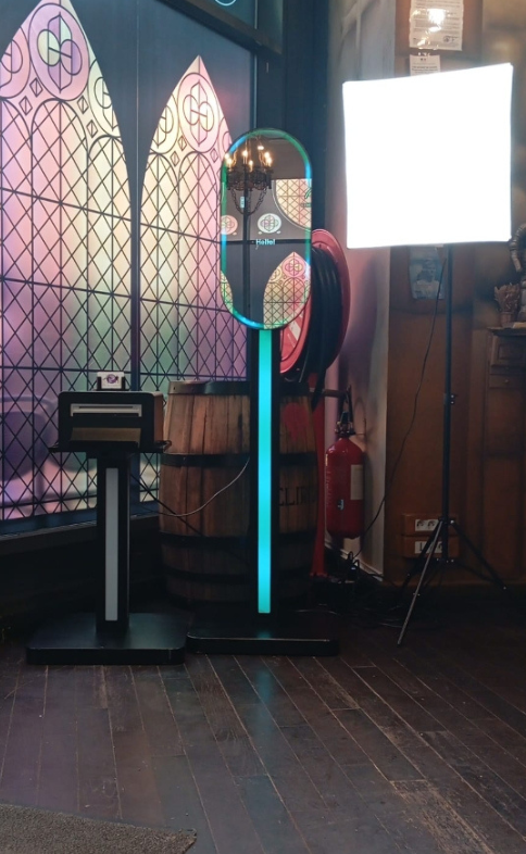 Le photobooth d’Estelle est installé dans un bar pour un anniversaire.