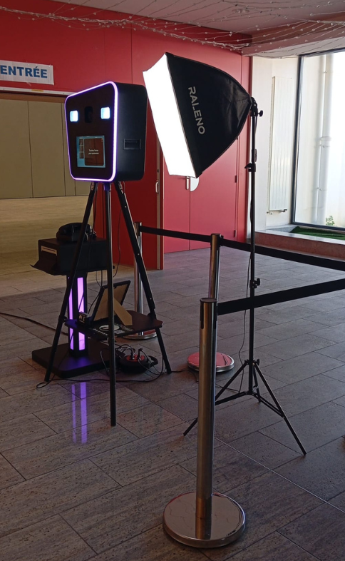 Le photobooth moderne d’Estelle est installé avec son éclairage pour un événement.