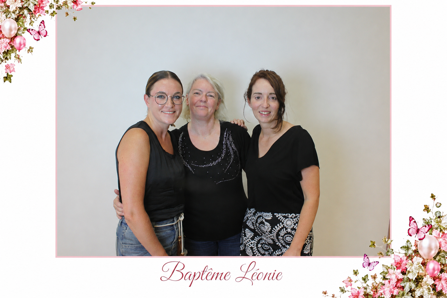 Margaux, Margot et Estelle devant le photobooth installé pour le baptême de Léonie proche d’Uckange